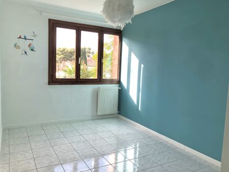 Location Appartement 3 pièces 77m² MARSEILLE 12ème - Photo 2