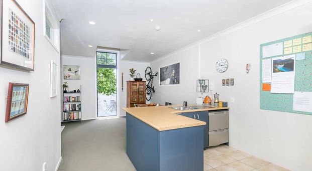 Dreamy CBD Living - Carpark Available - Photo 1