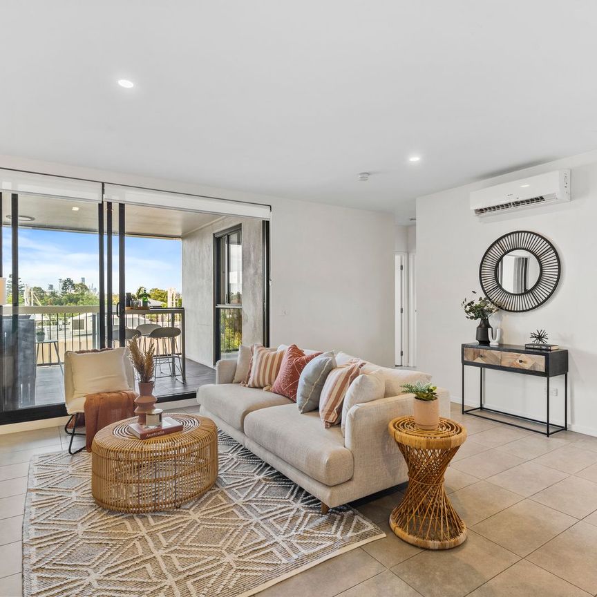 Top Floor Apartment With City Views - Photo 1