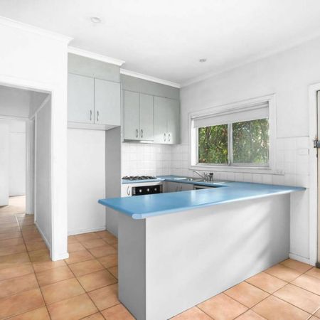 CUTE & COSY 3 BEDROOM HOME IN FAMILY FRIENDLY LOCATION - Photo 3