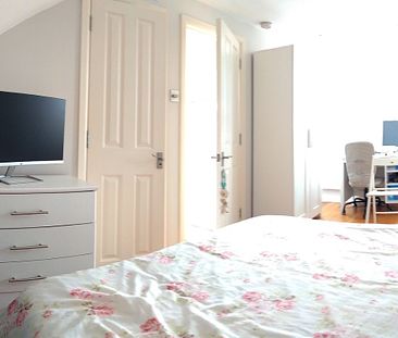 Bright Two Bedroom Flat to Rent in Queens Park - Photo 6