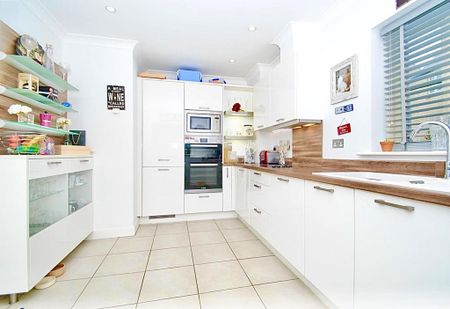 4 bedroom end of terrace house to rent - Photo 3