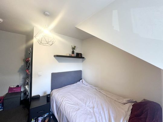 Station Terrace (room 6), Bramley, Leeds - Photo 1