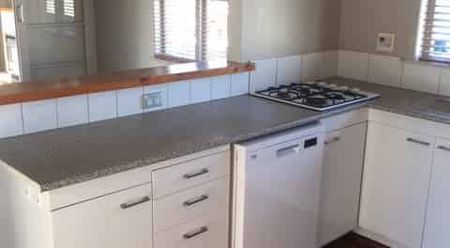 3 Bedroom, 2 heatpumps, garage, sunny BBQ area - Photo 4