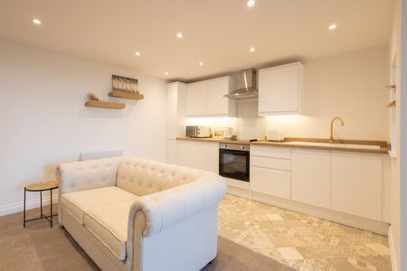 Queen's Parade - Photo 2