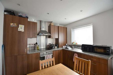 Thornton Side, Redhill, RH1 - Photo 2