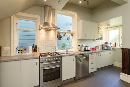 large family home - Photo 5