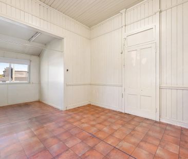 Central 2-Bedroom Unit in Character Queenslander - Photo 5