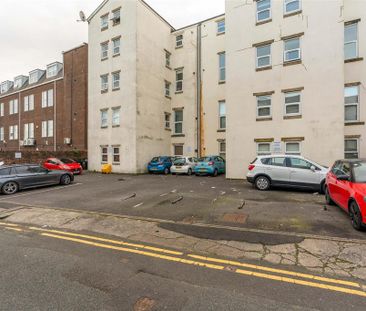 3 bedroom flat to rent - Photo 6