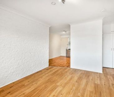 Spacious 1 Bedroom Unit, Light, Refurbished, Small Friendly Complex... - Photo 1