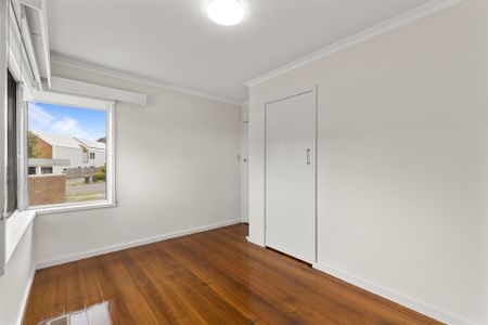 Spacious Family Living in Prime Mount Waverley Location - Photo 3