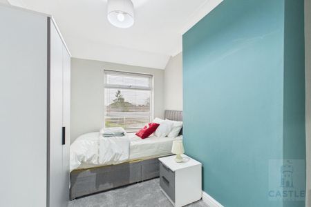 4 bedroom semi-detached house to rent - Photo 4