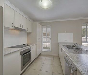 4 Bedroom Modern Home - Photo 4