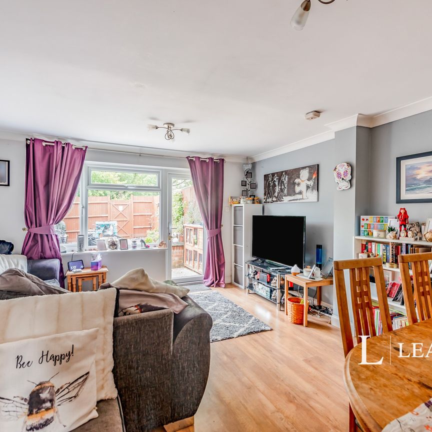 3 bedroom house to rent Sycamore Drive, East Grinstead, RH19 - Photo 1