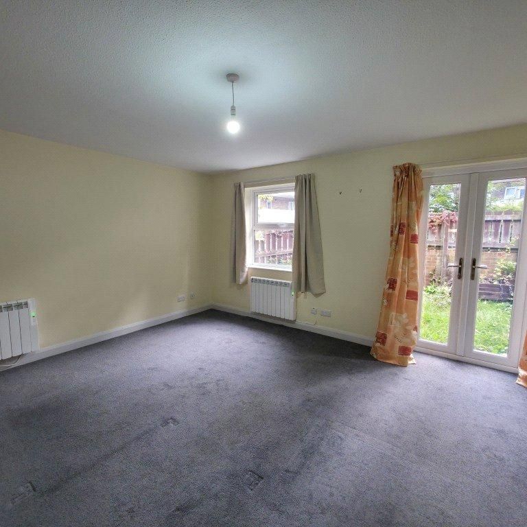 3 bedroom end of terrace house to rent - Photo 1