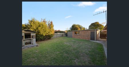 Family Home in Quiet Court - Photo 5
