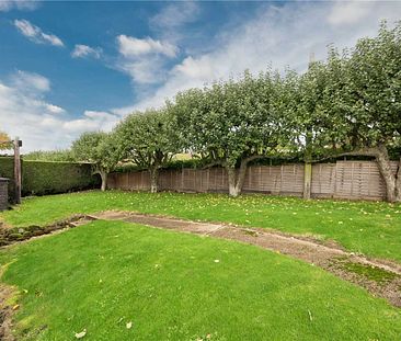 A quintessential country cottage in the village of Ewhurst on a working farm, with great views, a generous garden, spacious accommodation and a modern interior. - Photo 2