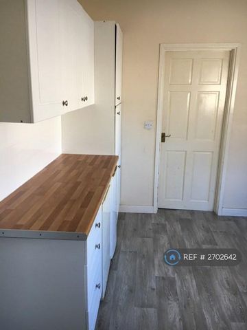 2 bedroom end of terrace house to rent - Photo 5