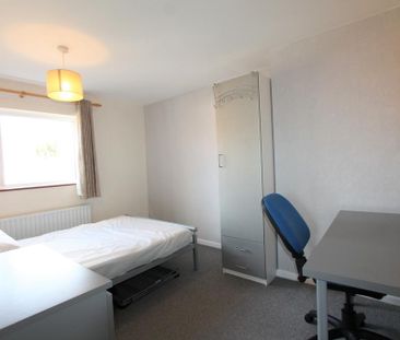 3 bedroom flat to rent - Photo 4