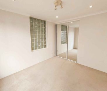 Spacious 2-Bedroom Apartment in the Heart of Crows Nest - Photo 4