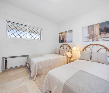 Luxury penthouse for rent in Marbella, Andalusia - Photo 3