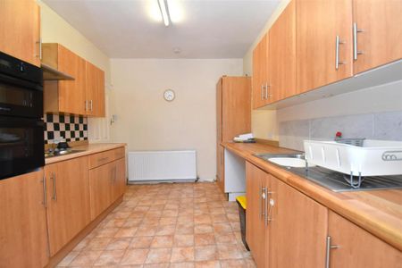 3 bedroom semi-detached bungalow to rent - Photo 4