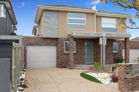 ARCHITECTURALLY DESIGNED TOWNHOUSE IN THE MCKINNON SCHOOL ZONE - Photo 4