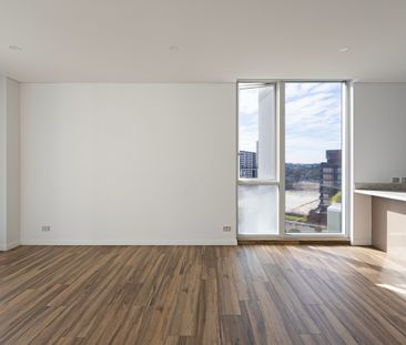 City View I Light & Sunny I Pool & Gym - Photo 2