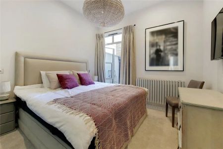 2 bedroom flat in London - Photo 2