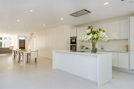 6 Bedroom Semi-Detached To Let - Photo 2