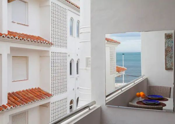 3 Bedroom, 2 Bathroom Apartment close to beach with lovely sea views