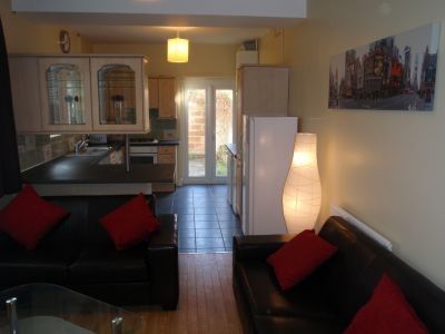 Stunning 5 bedroom property available - Photo 2