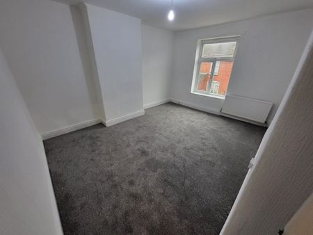 3 Bed Semi-Detached House, Wilton Avenue, M25 - Photo 2