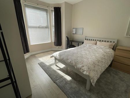 5 Bed Semi-Detached House, Teversal Avenue, NG7 - Photo 4