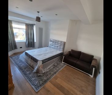 Room in a Shared House, Blacklands Road, SE6 - Photo 2