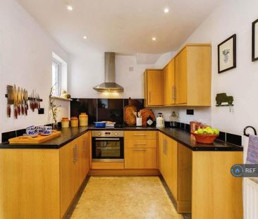 3 bedroom semi-detached house to rent - Photo 4