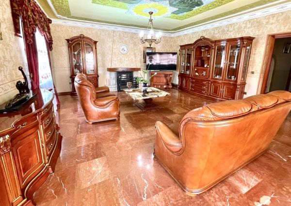 LONG TERM RENTAL. Spacious villa with 6 bedrooms for rent.