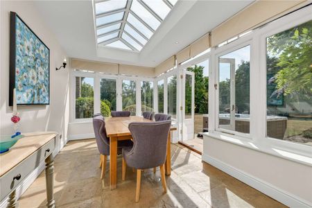 An impressive six bedroom family home on the prestigious Wentworth Estate. - Photo 2