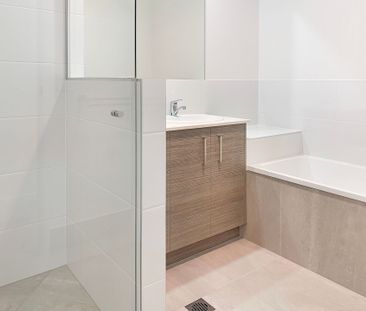 Modern 3 Bedroom Duplex with Private Yard - Photo 6