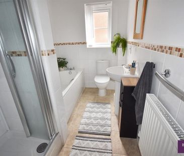 2 bed Flat - To Let - Photo 5