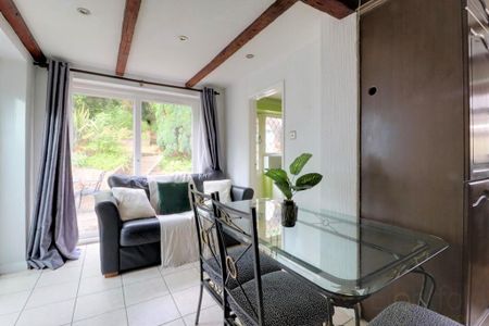 4 bedroom semi-detached bungalow to rent - Photo 2