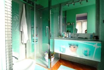 Aventino-S.Saba: Brand new 3 Bedroom, 3 bath, spacious triple living-dining room, modern kitchen, large balconies. Air conditioning, alarm, lots of natural light, located on quiet tree lined street walking distance to all services, metro, FAO. Ref 2057