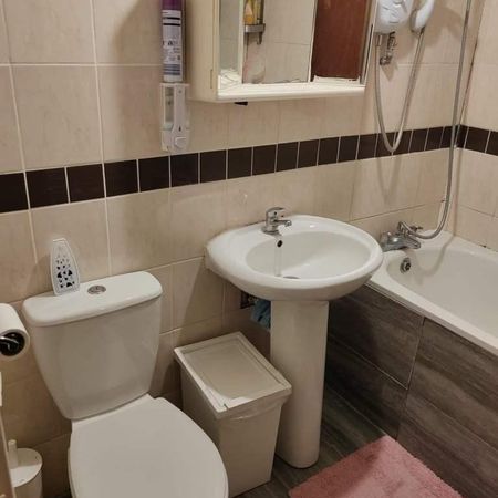 1 bedroom in a house share to rent - Photo 4