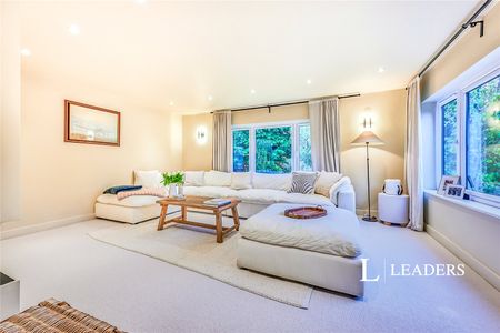 4 bedroom house to rent Stane Close, CM23 - Photo 2