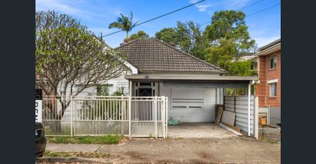 4 Bedroom Family Home in the heart of Parramatta. - Photo 2