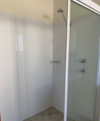 3 Bedroom - 2 Bathroom - Location close to cafes, shops - Photo 1