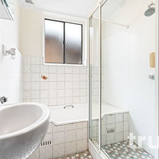 SPACIOUS APARTMENT IN IDEAL LOCATION - Photo 1