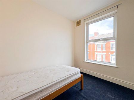 4 bedroom end of terrace house to rent - Photo 4
