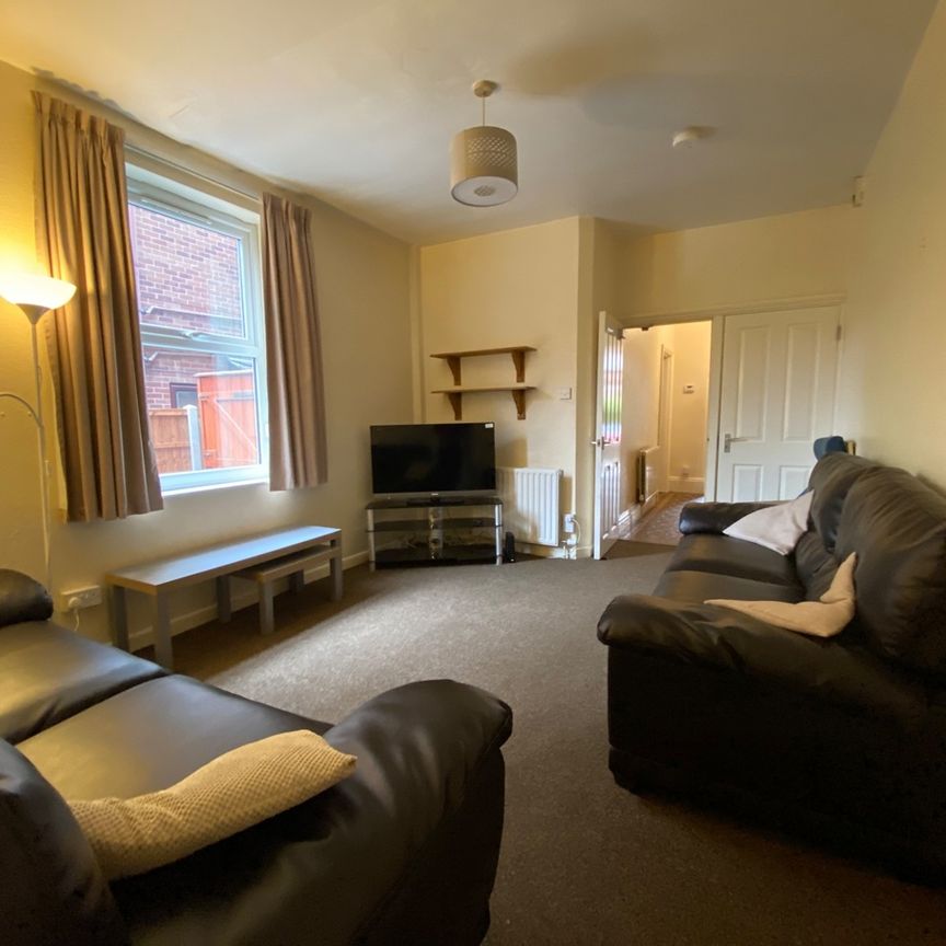 7 Bed Semi-Detached House, Henry Road, NG2 - Photo 1