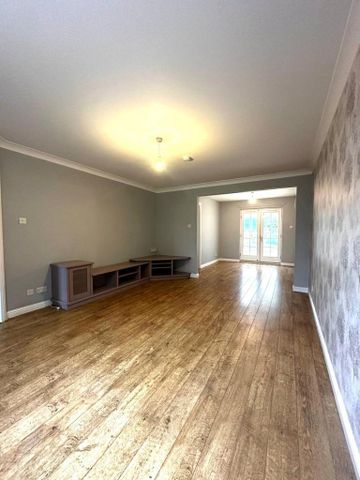 4 bedroom detached house to rent - Photo 3